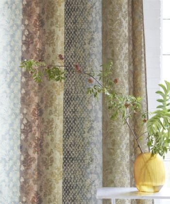 Cortinas confeccionadas em algodão com estampa tipo sari e motivos dourados em tons naturais
