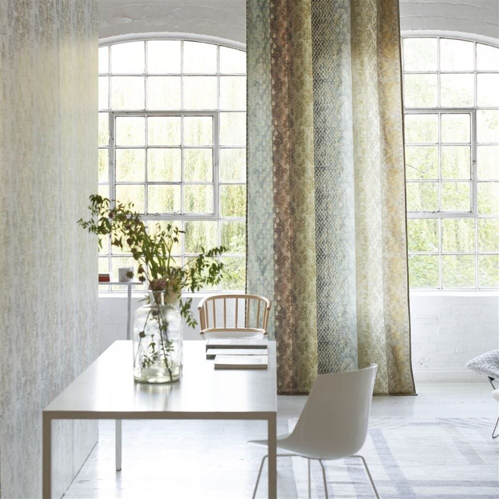 Cortinas confeccionadas con algodón de estampado tipo sari y motivos dorados en tonos naturales