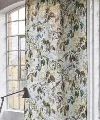 Cortinas feitas de linho com estampa floral em estilo pictórico. Projeto Designers Guild.