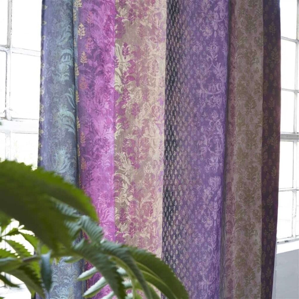 Cortinas confeccionadas con algodón de estampado tipo sari y motivos dorados en tonos fucsia