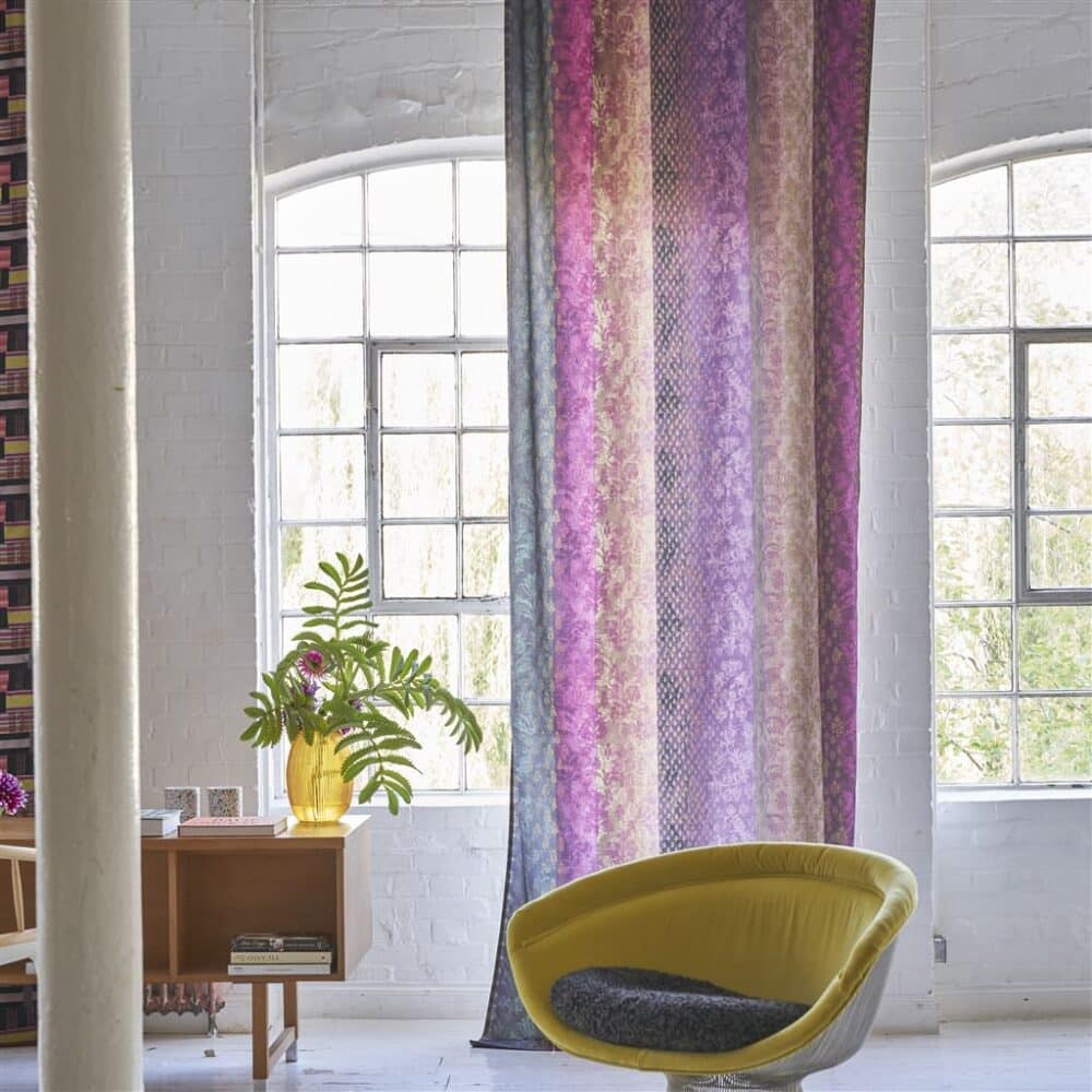 Cortinas confeccionadas con algodón de estampado tipo sari y motivos dorados en tonos fucsia