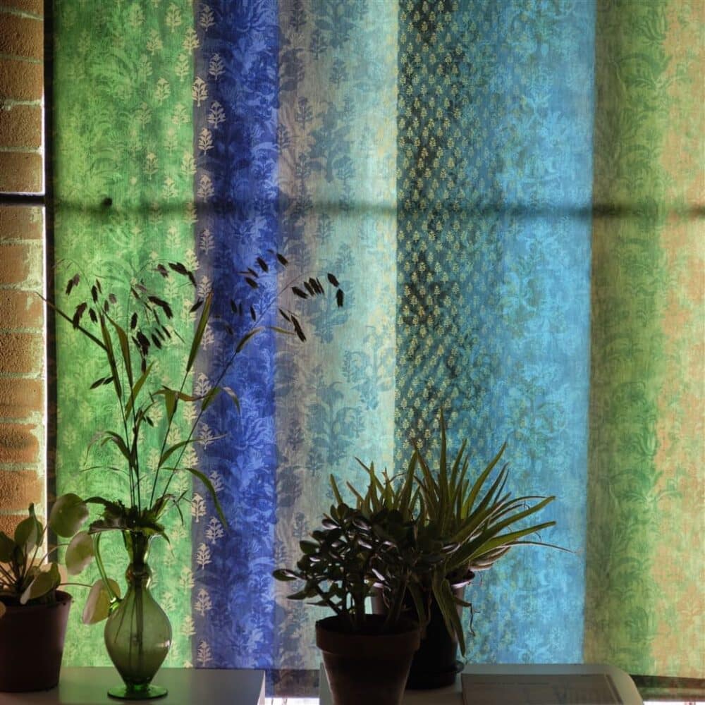 Cortinas confeccionadas con algodón de estampado tipo sari y motivos dorados y tonos verdosos