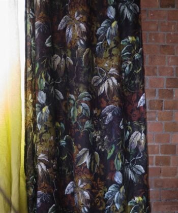 100% linho com um estampado floral em preto. Projeto Designers Guild.