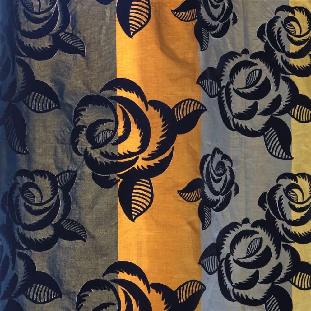 Llamativa tela de raso en seda con diseño a rayas y motivos de flores bordados, perfecta para lujosos cortinajes. Diseño Designers Guild