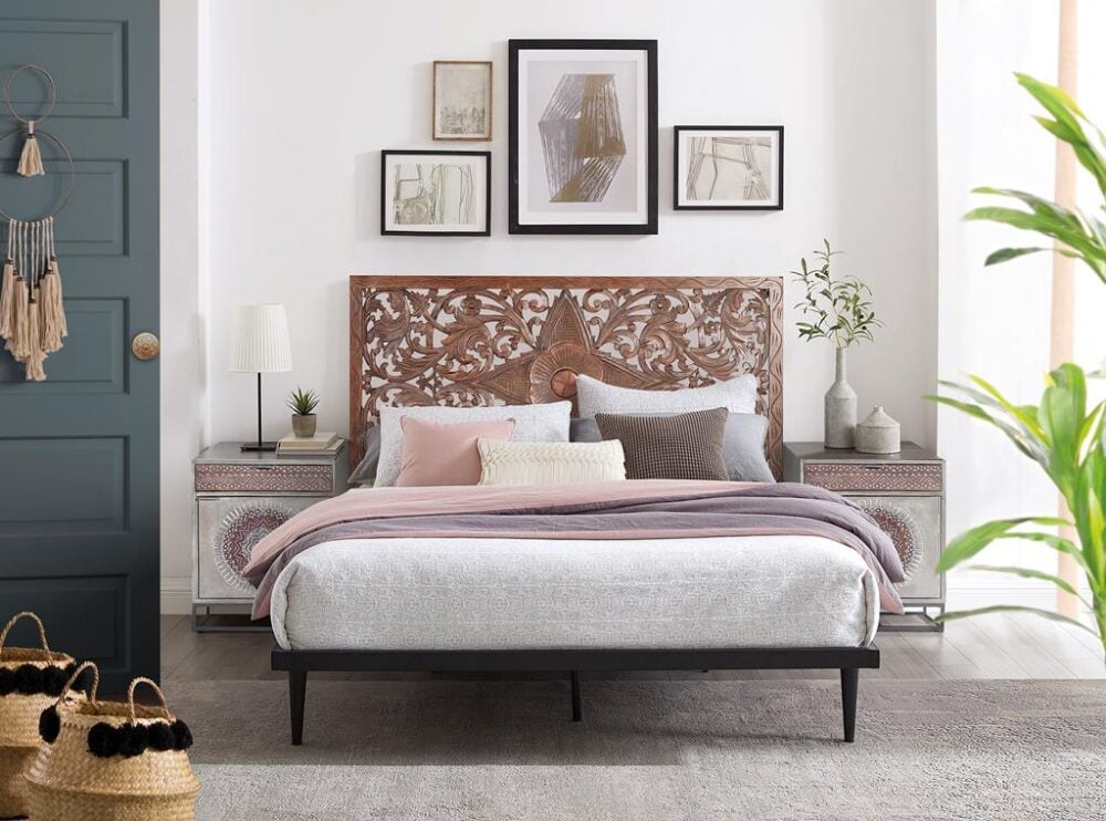 Dormitorio decorado con cabecero de cama decorativo tallado a mano en madera de mango, barnizado en color nogal.