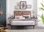 Dormitorio decorado con cabecero de cama decorativo tallado a mano en madera de mango, barnizado en color nogal.