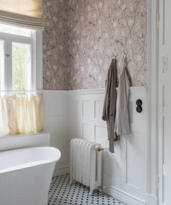 Badezimmer dekoriert mit "Paradise Birds" Tapete von Borastapeter. Ein Blumen- und Vogeldesign und eine orientalische Aquarellästhetik