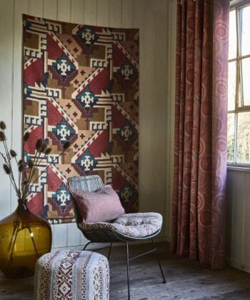 Habitación decorada con tela estampada tipo Ikat de estilo tribal "tribes_teepee_sioux" de Coordonné