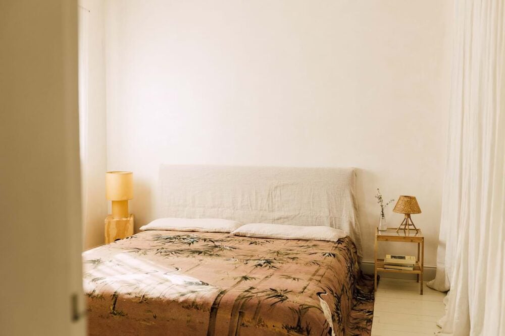 Habitación decorada con Colcha en rosa estampada de garzas chinoiseire de Coordonné.