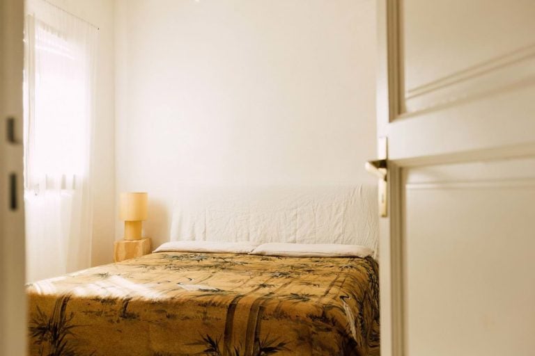 Piero Bouti Colección "Boheme" Estilo Boho Habitación decorada con colcha en mostaza estampada de garzas chinoiseire de Coordonné.