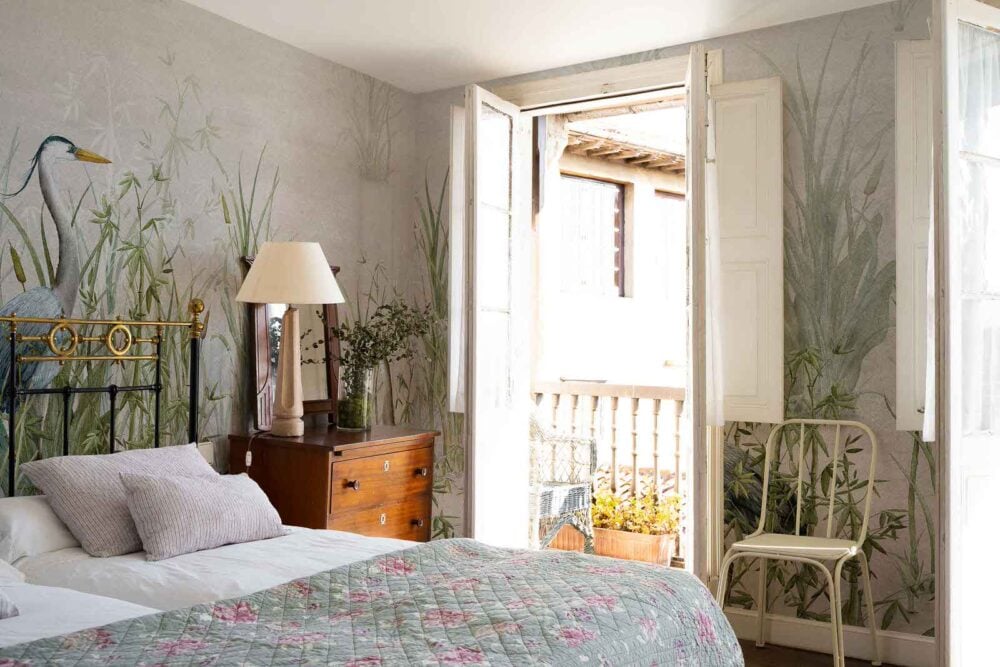 Mural de papel pintado en pared de dormitorio