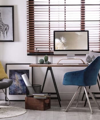 Persianas venecianas de madera en espacio de trabajo