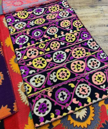 Tela bordada de círculos y flores de inspiración india Telas de Etro Bordados