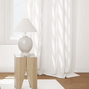 bajo de cortinas posando