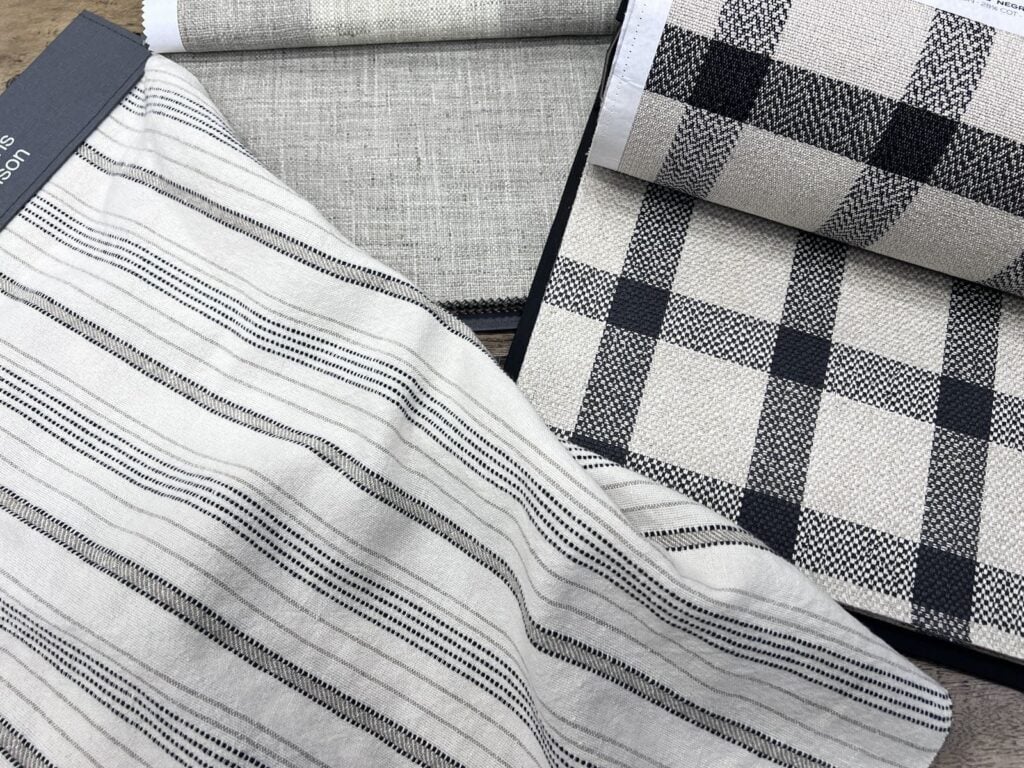 Combinación de telas para cojines y ropa de cama de cuadros y rayas: "Draa" + "Champery" + "Adriano"