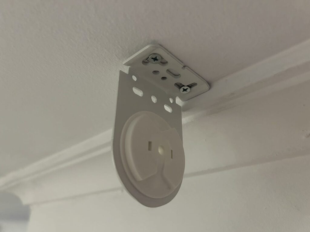 Soporte fijado a techo para estor enrollable