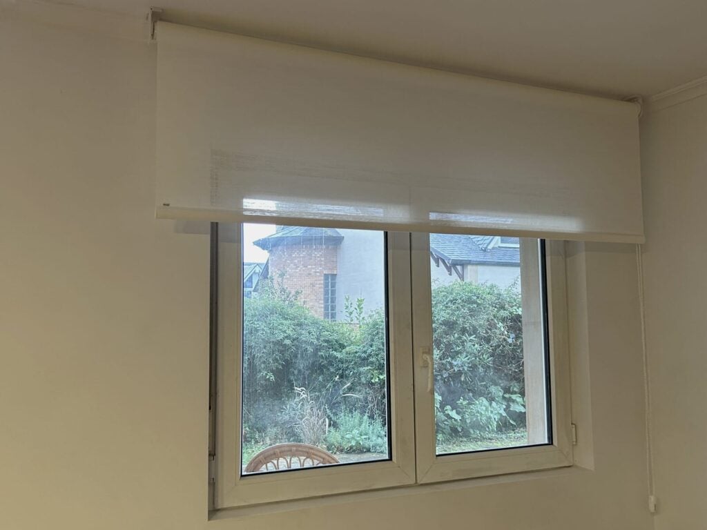 Estor enrollable de Panno color blanco roto y textura de lino para ventana mediana
