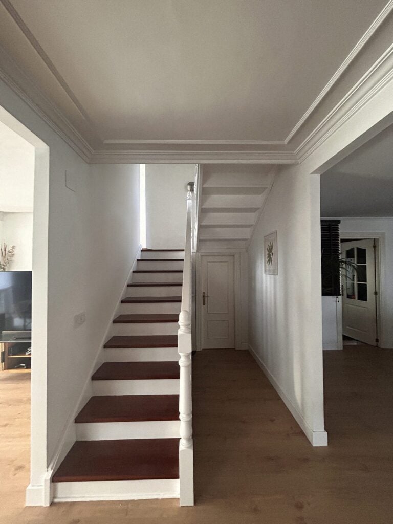 Escalera lacada en blanco (barandilla completa y contrahuella)