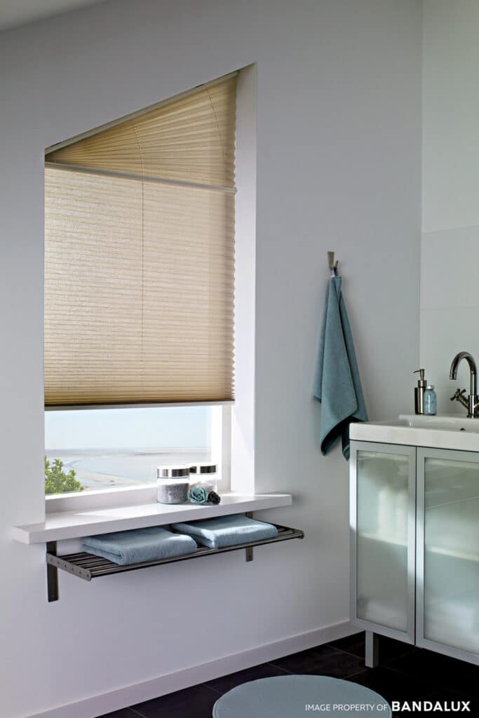 Cortina plisada en ventana con forma no convencional
