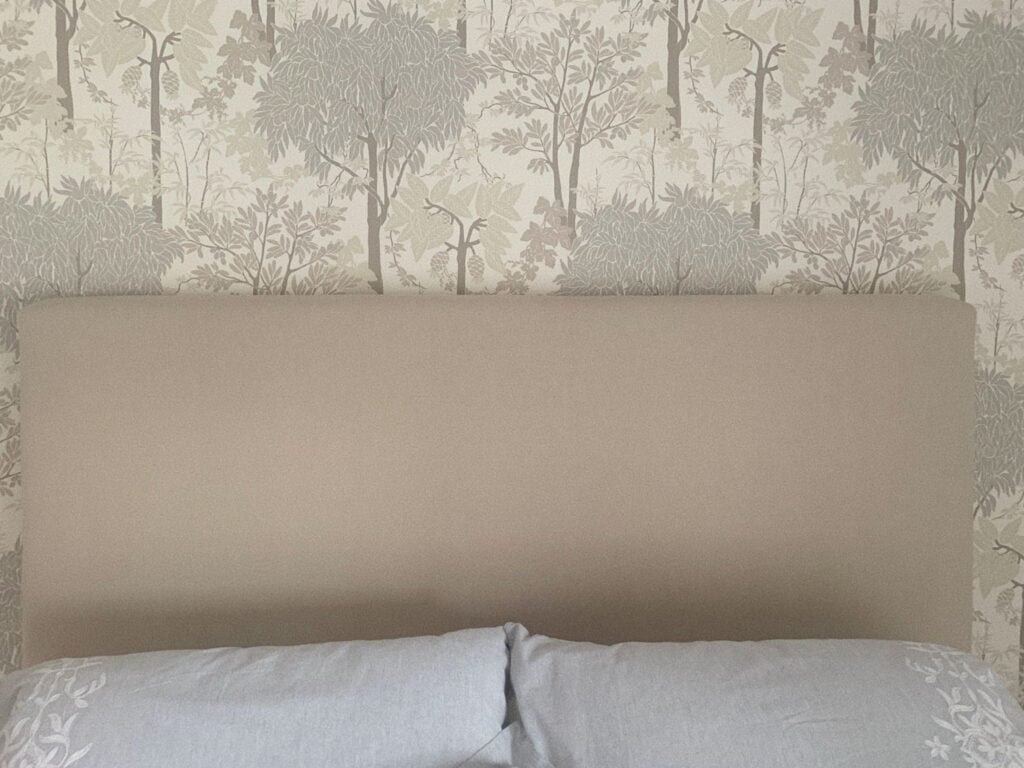 Cabecero de cama con cabecero textil cordinado con papel pintado