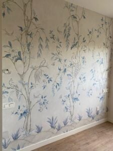 Papel pintado en cabecero de cama cubriendo toda la pared