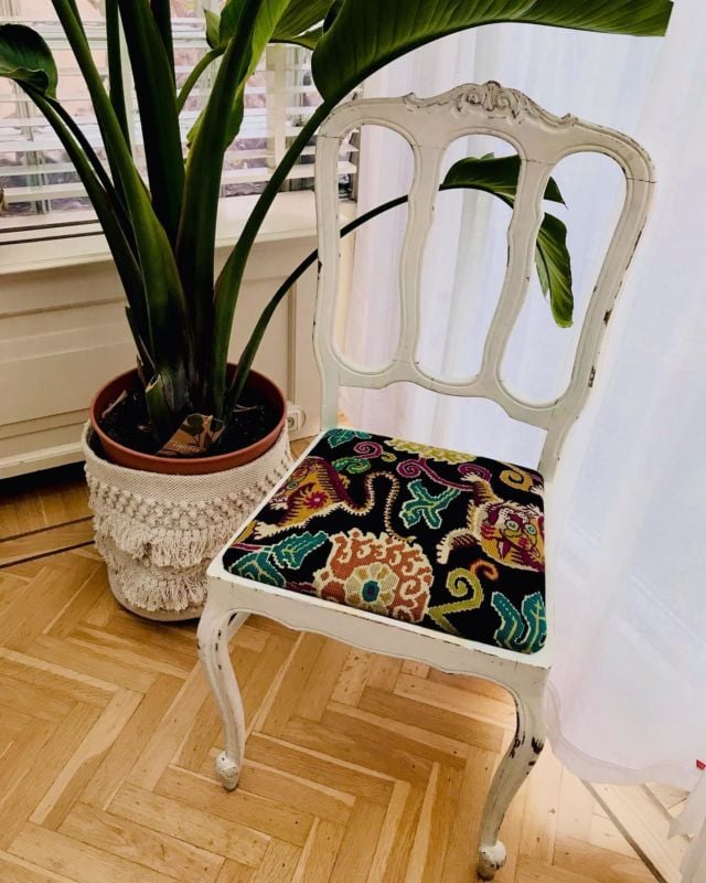 •DIY• deze eetkamerstoelen heb ik ooit via AmsterdamYardsale (een soort Marktplaats voor Amsterdammers) op de kop getikt. Ze zagen er niet uit (swipe voor foto) maar met een beetje liefde kom je al een heel eind. Samen met mijn vriend hebben we er best iets leuks van weten te maken.