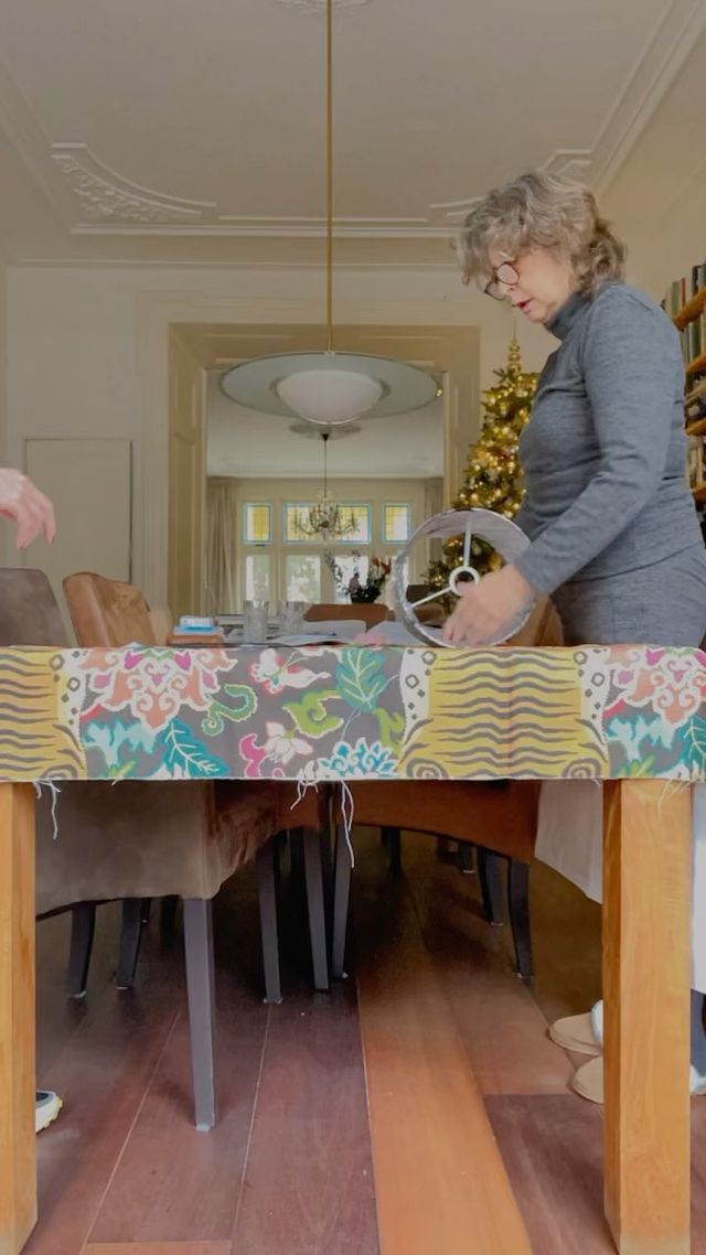 • DIY• Het is even een klusje, maar dan heb je ook wat. Ik had een idee voor een tafellamp en had mijn moeder weer opgetrommeld om mij te helpen. Zij kan namelijk ALLES maken. Ik had een prachtig stuk stof gevonden en samen gingen we aan de slag. Ik wil bij deze even een hele dikke vette shoutout doen naar mijn moeder! Wat moet ik zonder haar💖#interiordesign #interieurinspiratie #diyhomedecor #diyhome #tafeldecoratie #tafellamp #hotelchique #bohostyle #bohointeriors #bohemianinterior #bohemianstyle #vtwonenweerverliefdopjehuis #vtwonenbijmijthuis #woonkamerinspiratie #woonkamerstyling