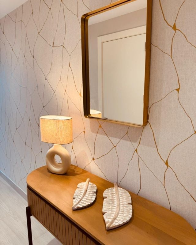 ¡Muchas gracias Sarah por compartir con nosotros este recibidor ideal! 🚪✨

Este papel pintado vinílico no solo es una obra maestra visual, sino también una declaración de estilo. 

Fusiona la tradición japonesa del Kintsugi con un toque contemporáneo, creando una sinfonía de patrones y texturas que añaden un toque distintivo a tu entrada. 

El Kintsugi, es una antigua técnica japonesa de reparación de cerámica rota. La palabra "Kintsugi" se traduce literalmente como "unir con oro" 🌟

Un diseño de la marca italiana Jannelli y Volpi, disponible en nuestra web.
.
.
.
.
.
 #wallpapershop #hogardulcehogar #papelpintadovinilico #decorationideas #decorating #chicandfabric #decoracion #papelpintado #decohome #decoracionhogar #decor #papelpintadoonline #wallpapers #papelpintadovinílico #papelpintadoydecoracion chic & fabric #papelpintado