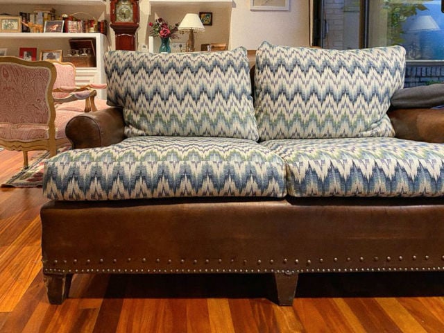 🛋️ Un sofá antiguo de cuero que ha vuelto a la vida sin necesidad de tapizar. ¿Cómo lo logramos? En lugar de recurrir a un tapizado completo, decidimos darle un cambio de imagen con unas fundas para los cojines. El resultado es asombroso. 

Hemos utilizado una exquisita tela de Gaston y Daniela y Lorenzo Castillo, sinónimo de calidad y buen gusto. Un toque mágico de creatividad con este lujoso jacquard  en tonos azules y verdes para darle a este antiguo sofá un acabado único. Un soplo de aire fresco y contemporáneo sin perder su encanto clásico ✨ 
.
.
.
.
.
#cushionsfabrics #upholsteryfabrics #telasdecoracion #telasparacojines #decofabric #decorationideas #chicandfabric #decoracion #decohome #upholsteryfabric #telasparatapizar #decoracionhogar #decor