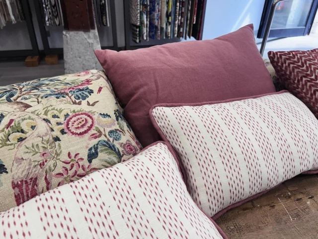 Conjunto de cojines que hemos hecho coordinando diferentes tejidos y estampados