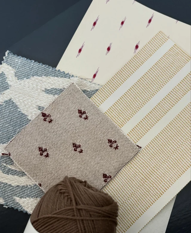 🔵🟤🟡🔴 #boligdesign #interiordesign #indretningsinspiration #tapet #tekstil #heleneblanche #farveinspiration #efterårsfarver
