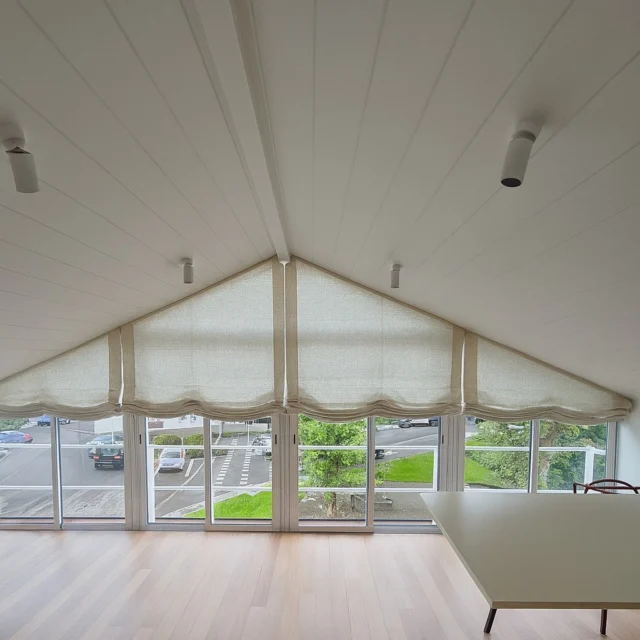 Cuando las ventanas no son rectas… ¡la decoración se vuelve aún más interesante! 
Una solución perfecta para sacar el máximo partido a esas ventanas con formas especiales podría ser unos estores paqueto en lino como estos. Se adaptan a la perfección a ventanas triangulares y en agaterado.
.
.
.
.
#Decoración #Interiorismo #Cortinas #Estores #EstoresPaqueto #LinoNatural #HechoAMedida #DiseñoDeInteriores #Decoradores #InteriorDesign #HomeDecor #DecoLovers #EstiloNatural #CasasConEncanto #TextilesParaElHogar #ArquitecturaDeInteriores #ProyectoDeDecoración  #VentanasEspeciales #DecoInspo #DiseñoTextil #estoresdelino @chicandfabric