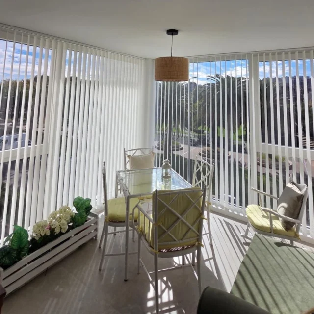 Esta instalación la realizamos con cortinas verticales de la marca @pannox.official. Destacan por su versatilidad y elegancia minimalista, ideales para regular con precisión la entrada de luz y mantener la privacidad. Su diseño limpio viste tus ventanas con elegancia discreta y sus lineas verticales realzan la altura del techo. A diferencia de otros estores, permiten orientar las lamas para controlar la iluminación según el momento del día,  dejando pasar la luz justa y regalando momentos de calma e intimidad. 
.
.
.
.
#CortinasVerticales #DecoraciónDeInteriores #EstiloMinimalista #PrivacidadConEstilo #AmbienteAcogedor #estores #CortinasVerticales #EstiloMinimalista #DecoraciónDeInteriores #DiseñoDeInteriores #DecoraciónModerna #HogarConEstilo #AmbientesConEncanto #SolucionesDeVentana #CortinasModernas #DecoraciónFuncional  @chicandfabric