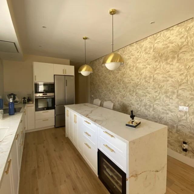 😍 ¡Qué cocina tan espectacular! Nos encanta haber aportado nuestro granito de arena con el papel pintado. ¡Gracias por compartirlo!
.
.
.
.
.
#papelpintado  #walldecor #wallpaper  #decorideas #decoraciondeparedes #papelpintadomoderno #papelpintadotropical #papelpintadolujoso #paredesbonitas #tendenciasdecoracion #hogar #casasbonitas #decoracionconestilo #interiordecor #walldesign #inspiraciondecoracion #papelpintadohabitacion @chicandfabric