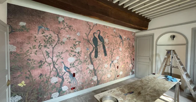 ¡Muchas gracias por compartir el resultado con nosotros! En la foto EDO, un diseño icónico de la marca Coordonné que aporta elegancia y carácter al espacio. Majestuosos pavos reales se despliegan entre ramas y flores en este mural de estilo chinoiserie.
.
.
.
.
.
#PapelPintado #MuralDecorativo #DecoraciónDeInteriores #Interiorismo #HomeDecor #WallArt #ArteEnLasParedes #DiseñoDeInteriores #DecoLovers #MuralesDePared #WallpaperDesign #WallMural #InteriorDesign #WallDecor #DecorInspiration #LuxuryInteriors @chicandfabric