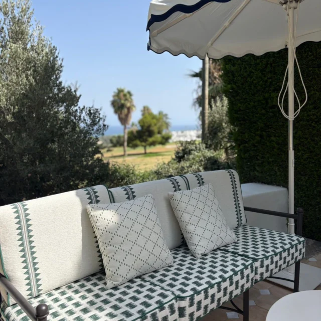 Ahora que llega el mal tiempo ❄ 🌧, nos acordamos de esta delicia de jardín, convertido en terraza chillout, comedor y cocina de exterior… un auténtico sueño.

Sillas, taburetes y sofás tapizados con las increíbles telas de exterior de Gaston y Daniela, pensadas para disfrutar al aire libre con estilo. Y rematando el ambiente, las alfombras de Élitis, que aportan esa calidez y textura que lo hacen aún más especial.

Un rincón para vivir, compartir y dejarse llevar. ¿Quién más querría refugiarse aquí todo el año? 🌞🌴
.
.
.
.
.
#decoracionexterior #exteriordesign #outdoorliving #outdoordecor #jardinconestilo #comedorjardin #cocinaexterior #telasexterior #alfombrasexterior @chicandfabric