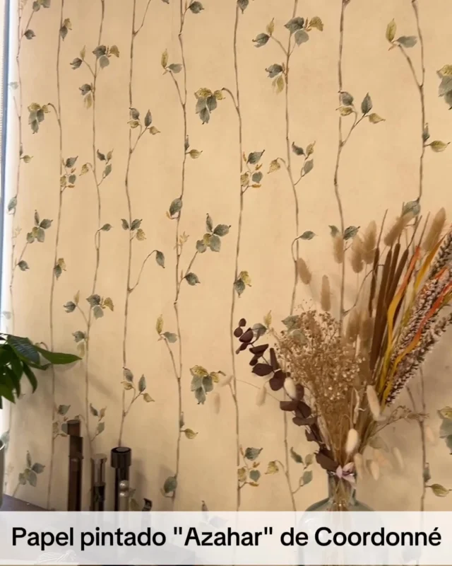 ✨ Azahar de Coordonné llena tus paredes de frescura, elegancia y un encanto mediterráneo 🌿
.
.
.
.
.
 #wallpapershop #chicandfabric #papelpintado #papelpintadoonline #papelpintadoydecoracion #PapelPintado #Wallpaper #InteriorDesign #HomeDecor #Decoracion #DiseñoDeInteriores #LuxuryHome #InteriorInspiration #DecoLovers #WallDesign #papelpintado #surdic  #wallpapers #papelespintados