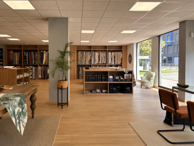 Hace ya un mes que nos mudamos... a nuestro nuevo showroom.

La verdad es que entre cajas, muestras, proyectos y alguna que otra carrera de última hora, el tiempo ha volado. Y aunque aún nos queda algún pequeño fleco, ya estamos listos para recibiros.

Un espacio único pensado para tocar telas, descubrir papeles pintados increíbles, elegir alfombras, dar forma a unas nuevas cortinas o encontrar ese estor que encaja a la perfección en tu hogar.

Porque decorar una casa cambia mucho cuando puedes ver, tocar y comparar  sin prisas, ver colores y coordinar estampados, es entonces cuando las ideas empiezan a tomar forma.

Si estás pensando en renovar una estancia, redecorar tu casa o simplemente te apetece inspirarte, aquí tienes tu sitio.

¿Ya nos has visitado? 👀 ahora estamos en c. Francisco Tomás y Valiente, junto a la parada de taxi de El Corte Inglés.

Y un pequeño secreto: no es obligatorio pedir cita previa, pero si nos avisas antes podremos dedicarte más tiempo y tener alguna idea preparada.
.
.
.
.
#Santander #Cantabria #ShowroomSantander #DecoracionCantabria #Interiorismo #PapelPintado #CortinasAMedida #Estores #Alfombras
