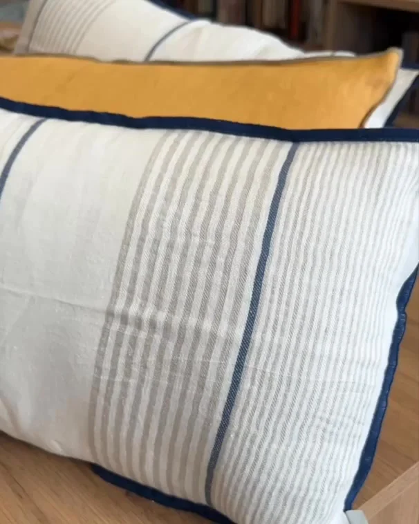 Los nuevos cojines de Linatura están confeccionados en lino 100% y destacan por su estilo natural y desenfadado. Son piezas pensadas para aportar textura, color y comodidad a cualquier rincón de la casa.

La colección incluye diseños lisos, rayas y cuadros en una cuidada selección de colores fáciles de combinar. Tonos suaves, naturales y atemporales que encajan tanto en ambientes modernos como más clásicos.

Perfectos para sofás, sillones, camas o bancos, estos cojines aportan un toque acogedor y elegante sin recargar el espacio. Una forma sencilla de renovar la decoración con la belleza y autenticidad del lino.

Descubre más en https://www.chicandfabric.com/tienda-online/linatura/
Envío a domicilio a toda Europa.

#Linatura #CojinesDeLino #Cojines #HomeDecor #Decoracion #Interiorismo #InteriorDesign #TextilesDecorativos #NaturalLiving #Homestyling #LuxuryHome #MediterraneanStyle #HomeInspiration #cojines #cojinespersonalizados #lino #surdic #cushion #cushioncover #linen